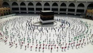 السعودية تستعد لإعلان خطة إعادة العمرة تدريجيا