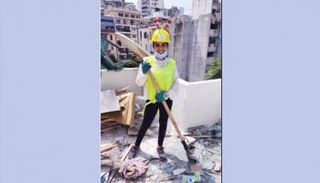 شروق مصطفي أثناء مشاركتها في عملية رفع ركام انفجار مرفأ بيروت