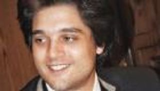 فيديو.. فنان مصري يتبرع بـ"شعره" لمستشفى سرطان الأطفال