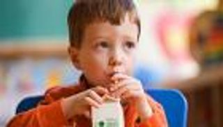 تصيب الأطفال بـ"مرض مزمن".. تحذير من العصائر المعلبة