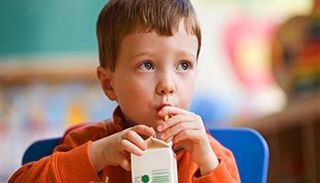 العصائر المعلبة قد تصيب الأطفال بالسكري