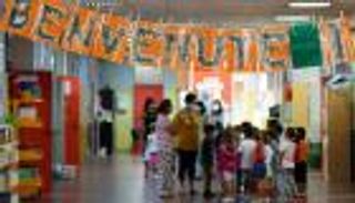 بالصور.. إيطاليا تستأنف الدراسة بفصول في الهواء الطلق