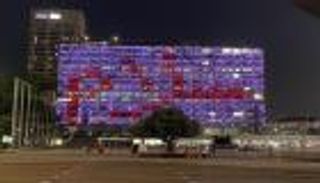 بالعربية والإنجليزية والعبرية.. أنوار السلام تضيء بلدية تل أبيب