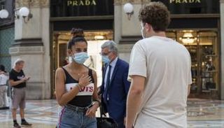 اليد على القلب.. تحية آمنة في زمن كورونا