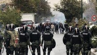 عناصر أمنية إيرانية تفرق محتجين - أرشيفية