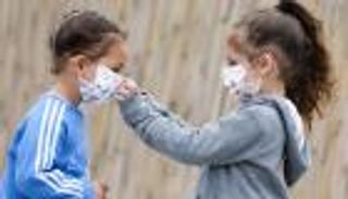 خبراء يرصدون تأثير الكمامة على النمو الذهني للأطفال.. 3 مشاكل