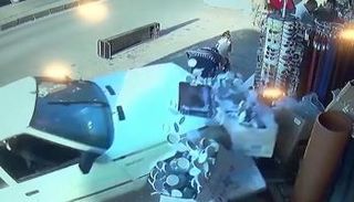 السيارة فقد سائقها السيطرة عليها لتقتحم محلا تجاريا بكامل عزمها