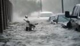 بالصور.. الإعصار"سالي" يغرق تجمعات سكنية في الظلام على ساحل أمريكا