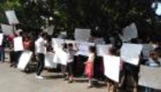 بالصور.. وقفة احتجاجية للاجئين السوريين في لبنان: نريد الحليب لأطفالنا