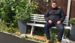 "قيّم المقعد".. مشروع شاب إنجليزي يلون عالما تتفاقم مشكلاته