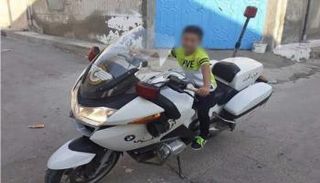 نجل شهيد تونس يمتطي دراجة والده