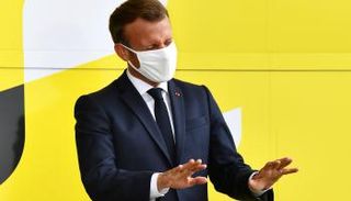 الرئيس الفرنسي إيمانويل ماكرون مرتديا الكمامة