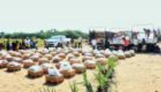 بالصور.. الإمارات تغيث النازحين في الساحل الغربي اليمني