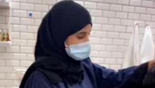 السعودية وفاء أثارت ضجة كبيرة بعملها في الحلاقة