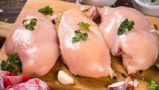 تناول الدجاج النيئ أو غير المطبوخ جيدا يؤدي للإصابة بالسالمونيلا