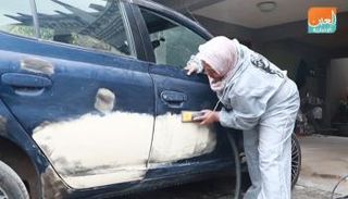 إكرام إدريس تمارس عملها