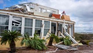 جانب من الدمار الذي خلفته العاصفة 