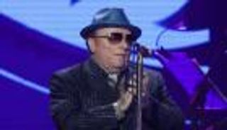 فان موريسون ينتقد "حجر كورونا" بأغانيه