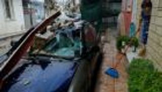 بالصور.. إعصار متوسطي نادر يضرب غرب اليونان