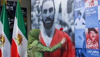 مريم رجوي وزهرة لروح المصارع الإيراني نويد أفكاري أحد ضحايا النظام