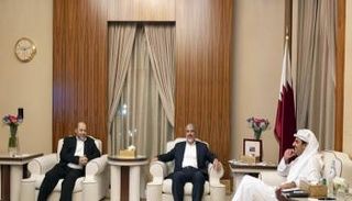 تميم بن حمد في لقاء سابق مع خالد مشعل وموسى أبو مرزوق- أرشيفية