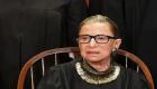 "روث غينسبورغ".. رحيل أيقونة المحكمة العليا وملهمة الأمريكيات