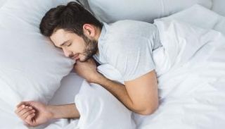 النوم يلعب دوراً حيوياً في صحة المخ