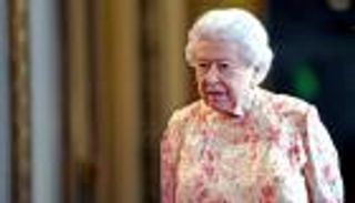 ملكة بريطانيا تسحب وسام فارس من "المنتج المغتصب"