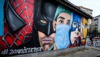 جرافيتي عن كورونا على أحد الجدران في صربيا