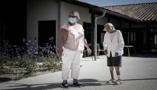 مريضة تعاني ألزهايمر ترافقها متطوعة