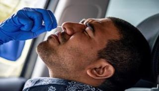 شخص يخضع لاختبار فيروس كورونا في أمريكا