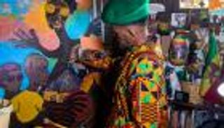 بالصور.. فنان إثيوبي يُخلد أعمال قادة الفن الأفريقي عبر لوحاته