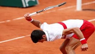 الصربي نوفاك ديوكوفيتش يحطم مضربه