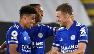 ليستر سيتي يتصدر الدوري الإنجليزي بفارق الأهداف