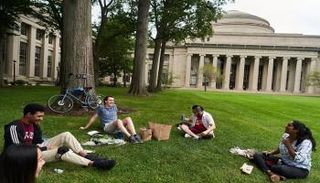 طلبة في معهد ماساتشوستس للتكنولوجيا