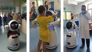 الروبوت أفيل أثناء ترحيبه بأحد المرضى الصغار