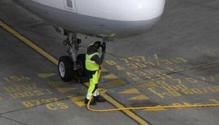 عملية إمداد طائرة بالوقود