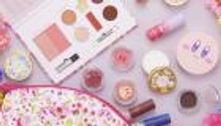 كيف تعتني ببشرتك في وضع "الشقلبة"؟ أغرب مستحضرات تجميل بالعالم