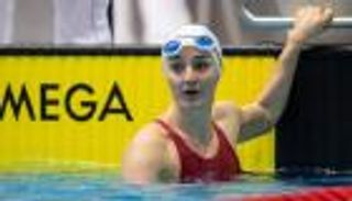 بالصور.. لاعبة بارالمبية تثير جدلا بتصدرها غلاف مجلة إباحية