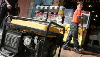 مولد كهربائي أمام محل بقطاع غزة - أرشيفية