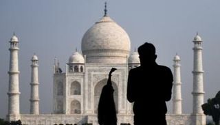 ضريح تاج محل في الهند يعيد فتح أبوابه أمام الزوار