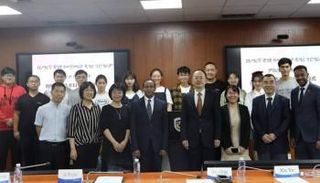 صورة جماعية للحضور خلال الإعلان ببكين