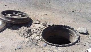 طفلة صغيرة تبقى حية بعد 6 أيام من اختفائها داخل مصرف للمجاري في مصر