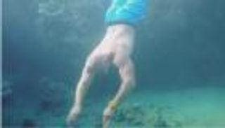 فيديو.. فنان مصري يروّج لفيلمه الجديد بطريقة غريبة