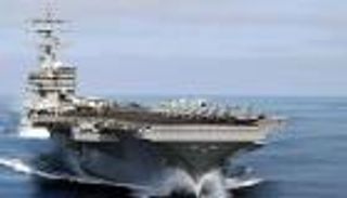 تحذير "فوق الماء".. سفن حربية أمريكية تبحر قرب الساحل الإيراني