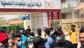 متظاهرون أمام مدخل شركة نفط ذي قار - أرشيفية
