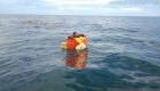 "صندوق" ينقذ صيادا من الموت.. تاه في البحر 3 أيام 