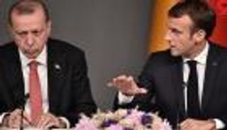 ماكرون يجدد مطالبه من أردوغان في مكالمة "الساعة"