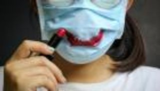 حيل بسيطة لأحمر شفاه وكريم أساس أكثر ثباتا.. تحت الكمامة