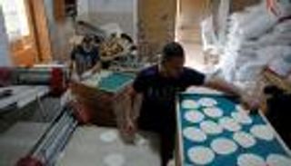 "طبطبة الكفوف".. أصم وكفيف يديران مخبزا بالضفة الغربية